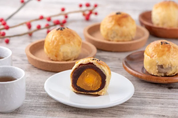 Ay pastası sarısı pastası, Sonbahar Festivali tatili için ay çöreği, fotokopi alanı olan parlak ahşap masa üzerinde üst görünüm tasarım konsepti.