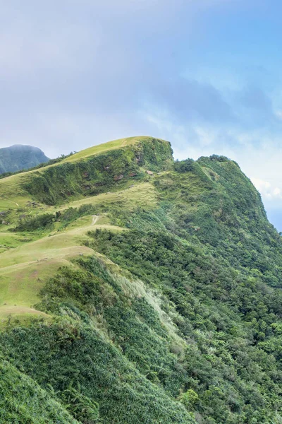 Beautiful Grassland Prairie Taoyuan Valley Caoling Mountain Trail Passes Peak — Stock Photo, Image