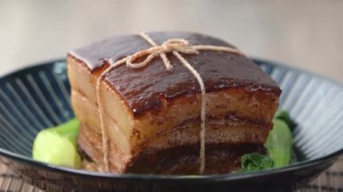 Dong Po Rou (Dongpo domuz eti) yeşil Qingjiang sebzeli güzel bir mavi tabakta, Çin 'in yeni yıl yemeği için geleneksel bayram yemeği, kapan, döndür, yakınlaştır..