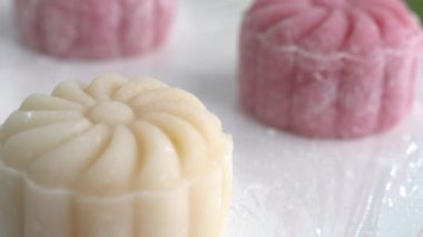 Renkli kar derisi ay pastası yapmak, tatlı karlı ay pastası kalıbı çıkarmak, Sonbahar Festivali için geleneksel lezzetli tatlı, kapanış, yaşam tarzı, dönüm noktası