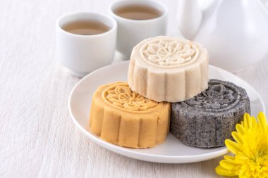 Renkli güzel ay pastası, Mung fasülyesi keki, Sonbahar Festivali 'nin ortalarında geleneksel gurme tatlı aperatifleri için Şampiyon Bilge Pastası..