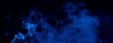 Siyah arkaplanda izole edilmiş mavi renkli dumanın kavramsal görüntüsü, Cadılar Bayramı tasarım unsuru konsepti.
