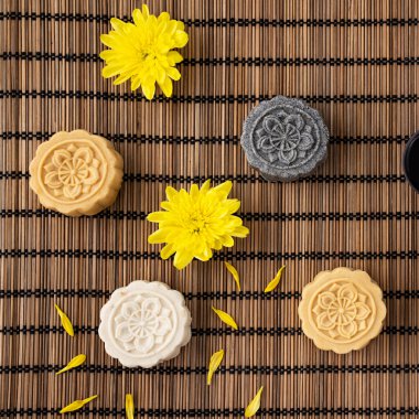 Renkli ay pastası, mung fasülyeli kek, Sonbahar ortası festivali için şampiyon burslu pasta geleneksel gurme tatlı aperatifi, üst manzara, düz uzanma.