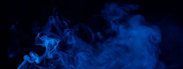 Konceptuální Obraz Modré Barvy Kouře Izolované Tmavě Černém Pozadí Halloween — Stock fotografie