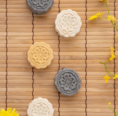 Renkli ay pastası, mung fasülyeli kek, Sonbahar ortası festivali için şampiyon burslu pasta geleneksel gurme tatlı aperatifi, üst manzara, düz uzanma.