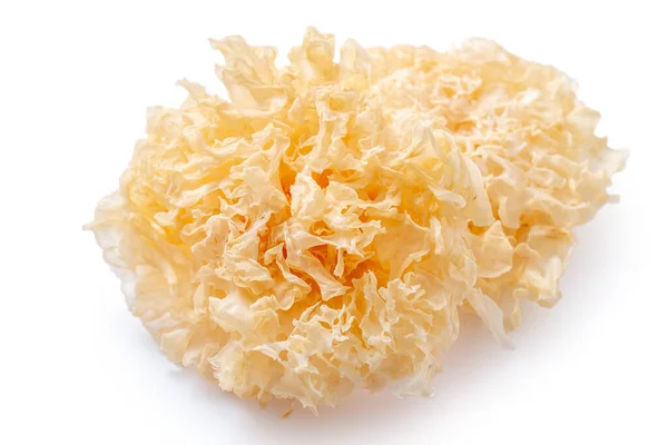 Kurumuş kar mantarı, diğer adıyla kar kulağı, beyaz jöle mantarı, beyaz arka planda izole edilmiş gümüş ahşap kulak mantarı, kesme yolu.