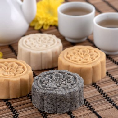 Renkli güzel ay pastası, Mung fasülyesi keki, Sonbahar Festivali 'nin ortalarında geleneksel gurme tatlı aperatifleri için Şampiyon Bilge Pastası..