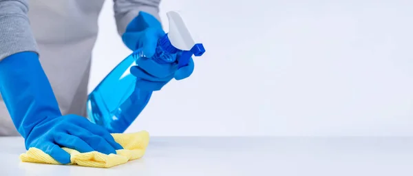 Junge Haushälterin Schürze Putzt Wischt Tischfläche Mit Blauen Handschuhen Feuchter — Stockfoto