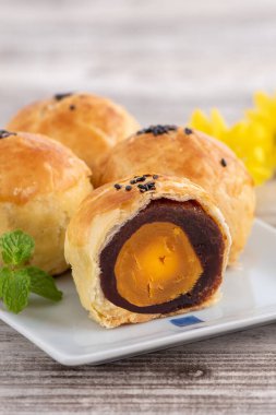 Ay pastası sarısı pastası, Sonbahar Festivali tatili için ay çöreği, fotokopi alanı olan parlak ahşap masa üzerinde üst görünüm tasarım konsepti.