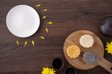 Renkli ay pastası, mung fasülyeli kek, Sonbahar ortası festivali için şampiyon burslu pasta geleneksel gurme tatlı aperatifi, üst manzara, düz uzanma.