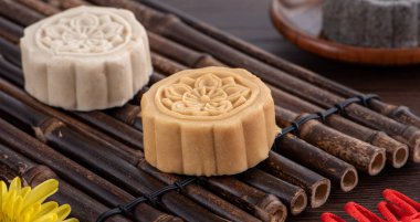 Renkli güzel ay pastası, Mung fasülyesi keki, Sonbahar Festivali 'nin ortalarında geleneksel gurme tatlı aperatifleri için Şampiyon Bilge Pastası..