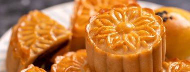 Parlak çimento masa arkaplanındaki Sonbahar Festivali için yumurta sarısı pastası. Çin geleneksel gıda kavramı, yakın çekim, kopyalama alanı.