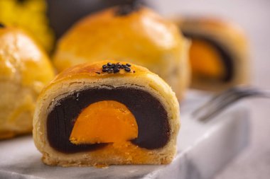 Parlak çimento masa arkaplanındaki Sonbahar Festivali için yumurta sarısı pastası. Çin geleneksel gıda kavramı, yakın çekim, kopyalama alanı.