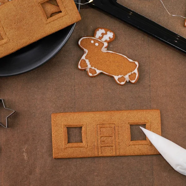 Mujer Joven Está Decorando Navidad Galletas Jengibre Casa Galleta Casa — Foto de Stock