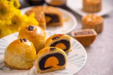 Parlak çimento masa arkaplanındaki Sonbahar Festivali için yumurta sarısı pastası. Çin geleneksel gıda kavramı, yakın çekim, kopyalama alanı.