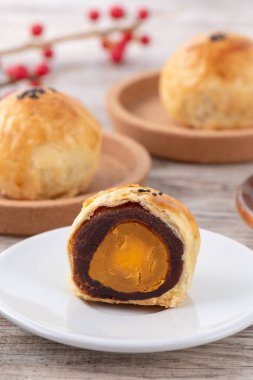 Ay pastası sarısı pastası, Sonbahar Festivali tatili için ay çöreği, fotokopi alanı olan parlak ahşap masa üzerinde üst görünüm tasarım konsepti.