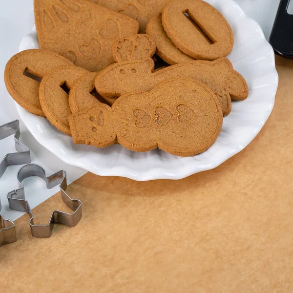 Mujer Joven Está Decorando Navidad Galletas Jengibre Casa Galleta Casa — Foto de Stock