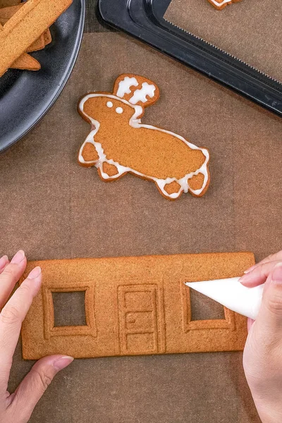 Mujer Joven Está Decorando Navidad Galletas Jengibre Casa Galleta Casa — Foto de Stock