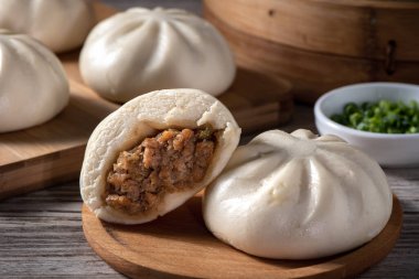 Lezzetli baozi, Çin buğulama köftesi servis tabağı ve vapurla yemeye hazır. Kapatın, uzay ürün tasarımı konseptini kopyalayın..