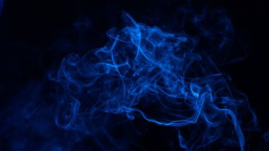 Siyah arkaplanda izole edilmiş mavi renkli dumanın kavramsal görüntüsü, Cadılar Bayramı konsept tasarım elementi.
