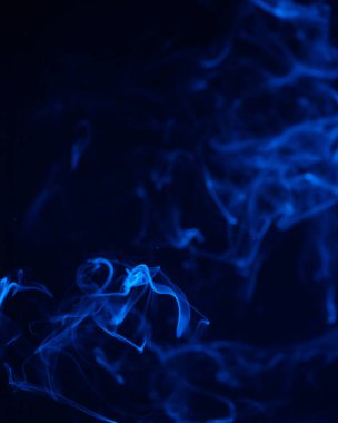 Siyah arkaplanda izole edilmiş mavi renkli dumanın kavramsal görüntüsü, Cadılar Bayramı konsept tasarım elementi.