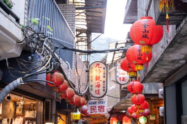 Jiufen, New Taipei, Tayvan - 11 Aralık 2019: Jiufen 'de kırmızı fener süslemesi ile güzel geleneksel cadde.