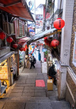 Jiufen, New Taipei, Tayvan - 11 Aralık 2019: Jiufen 'de kırmızı fener süslemesi ile güzel geleneksel cadde.