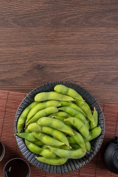 Bovenaanzicht Van Vers Gekookte Edamame Een Plaat Houten Dienblad Tafelondergrond — Stockfoto