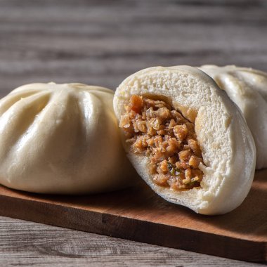 Taze lezzetli baozi 'nin kapanışı, Çin buğulama köftesi servis tabağı ve buharlı buharlı çörekte yemeye hazır, yakın çekim, uzay ürün tasarımı konseptini kopyalayın..