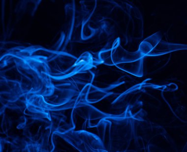 Siyah arkaplanda izole edilmiş mavi renkli dumanın kavramsal görüntüsü, Cadılar Bayramı konsept tasarım elementi.