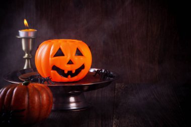 Ürkütücü Cadılar Bayramı numaralarına, korku festivali dekoruna, şamdanlı balkabağı fenerine ve dumanına yakın..