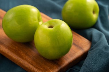 Taze sulu, lezzetli Tayvan sütü, Hindistan sütü, arka planda gri bir sepetin içindeki meyve suyu..