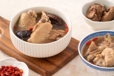 Lezzetli Tayvan şitaki mantarlı tavuk çorbası. Arka planda beyaz bir kasede..