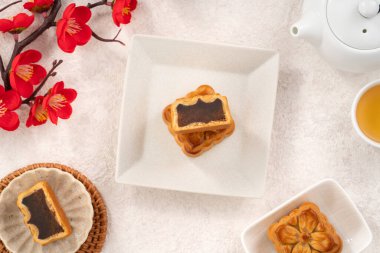 Sonbahar Festivali ortası için nefis Kanton ay pastası. Beyaz masa arkasında ay çöreği..