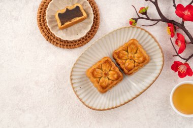 Sonbahar Festivali ortası için nefis Kanton ay pastası. Beyaz masa arkasında ay çöreği..