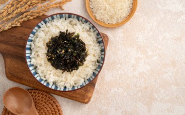 Baharatlı deniz yosunu ve susamlı bir kase kabarık beyaz pirinç..