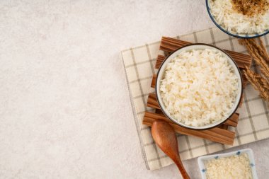 Pirinç aromalı bir kase kabarık beyaz pirinç..