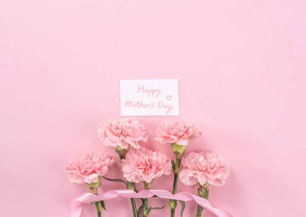 Belle Fleur Fraiche Bebe Oeillets Tendres De Couleur Rose Isole Sur Fond Rose Vif Concept De Belle Fleur Fraiche Bebe Oeillets Tendres De Couleur Rose Isole Sur Fond Rose Vif Concept De