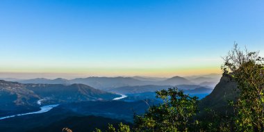 Doi Pha Tang, Chiang Rai, Tayland akşam dağ bir panorama görünümünü.