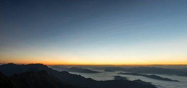 Sabah Phu chi fa, Chiang Rai, Tayland, dağda bir panorama görünümünü.