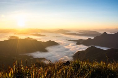 Dağ güneş sabah Phu chi fa, Chiang Rai, Tayland, bir panorama görünümünü.