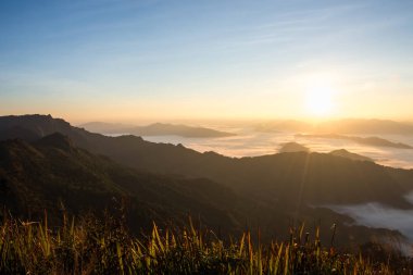 Dağ güneş sabah Phu chi fa, Chiang Rai, Tayland, bir panorama görünümünü.