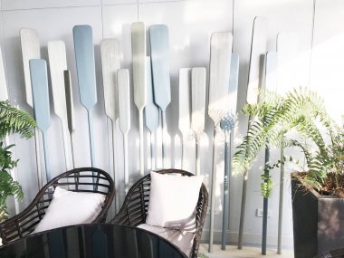 raket beyaz mavi sandalye  