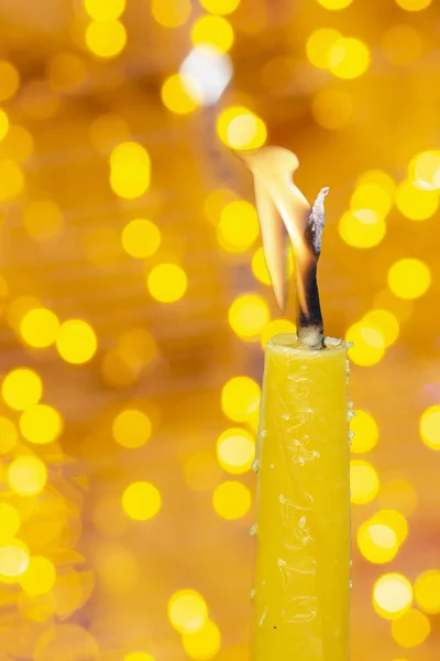 Κεριά και χρυσό bokeh φόντο με φώτα — Φωτογραφία Αρχείου