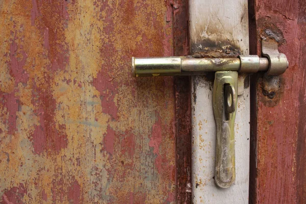 Lock knob with rusty doors and metal — Stock Photo, Image