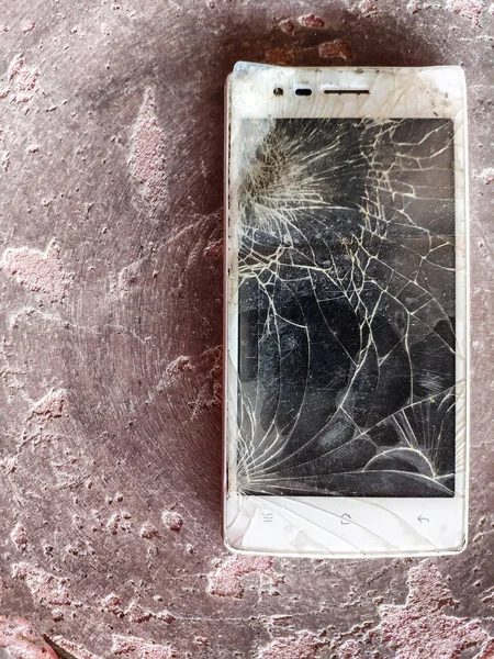 cep telefonu gri arka plan üzerinde kırık dokunmatik ekran ile
