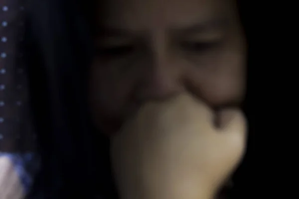 Zorlanma. (Bulanık el ve vücut figürü soyutlama)