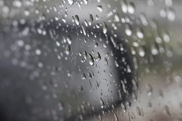 Cam zemin üzerine su damlaları