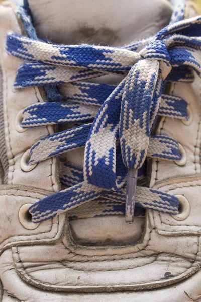Old white shoes, blue rope — Stock Photo, Image