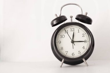 Vintage Çalar Saat Siyah Beyaz arka plan üzerinde